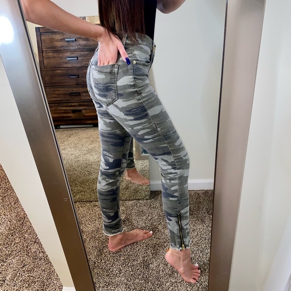 Camo Express Mid-Rise Jeans - Picture 2 of 3